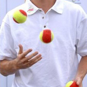 В ходе эксперимента добровольцев обучали жонглировать тремя мячами одновременно (фото BBC).