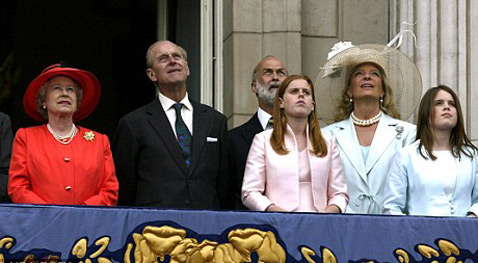Пожалуй, самой известной бабушкой на планете является королева Елизавета Вторая (<a href="http://en.wikipedia.org/wiki/Elizabeth_II_of_the_United_Kingdom">Elizabeth II</a>). И у неё тоже есть свои баловни – дочери принца Эндрю (<a href="http://en.wikipedia.org/wiki/Prince_Andrew">Prince Andrew</a>). По новой теории выходит, что судьба принцев Уильяма (<a href="http://en.wikipedia.org/wiki/Prince_William_of_Wales">Prince William</a>) и Гарри (<a href="http://en.wikipedia.org/wiki/Prince_Henry_of_Wales">Prince Henry</a>) заботит королеву меньше всего (фото NPA Rota).